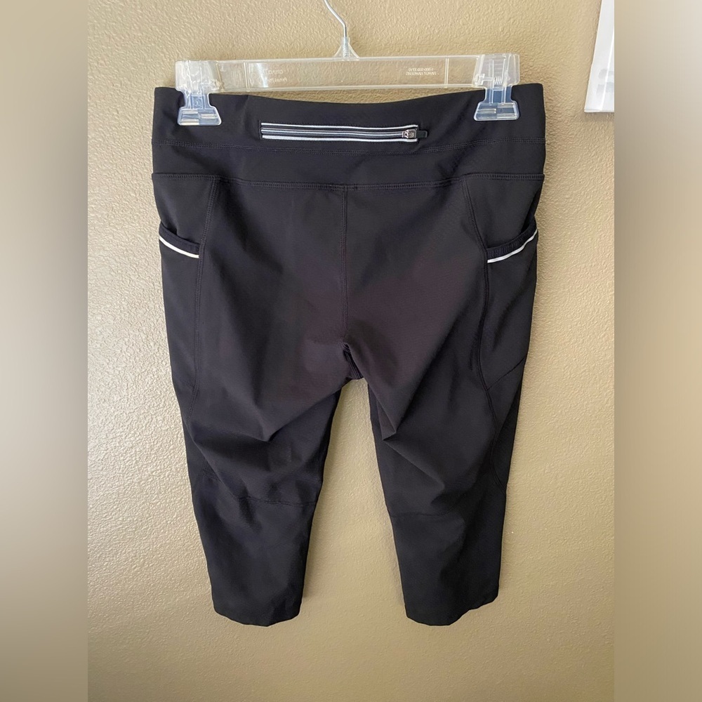 Athleta Be Free Dobby Knicker Capri Leggings Women's Small Black Activewear Crop - Picture 3 of 12